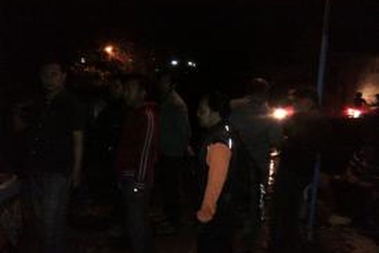Anggota tim SAR saat melakukan pencarian korban hilang saat mengikuti rafting di Kota Batu, Jawa Timur, Jumat (28/2/2014).