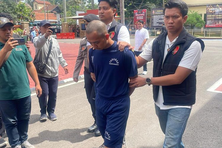 AF (27) pelaku pembunuhan pacarnya di Kecamatan Margahayu, Kabupaten Bandung, Jawa Barat, saat ditanyai oleh Kapolresta Bandung Kombes Pol Aldi Subartono di Mapolresta Bandung, Rabu (19/2/2024)