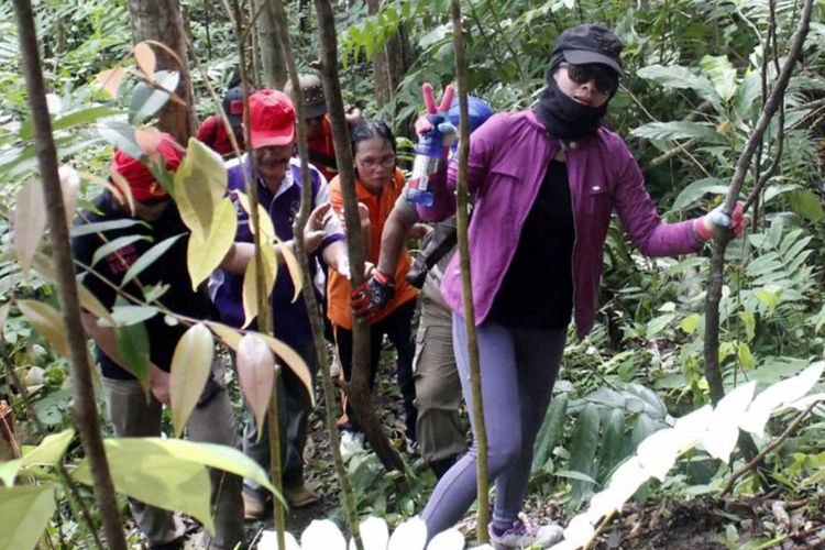 Bupati Kepulauan Talaud Sri Wahyumi Manalip saat mendaki gunung di Talaud.