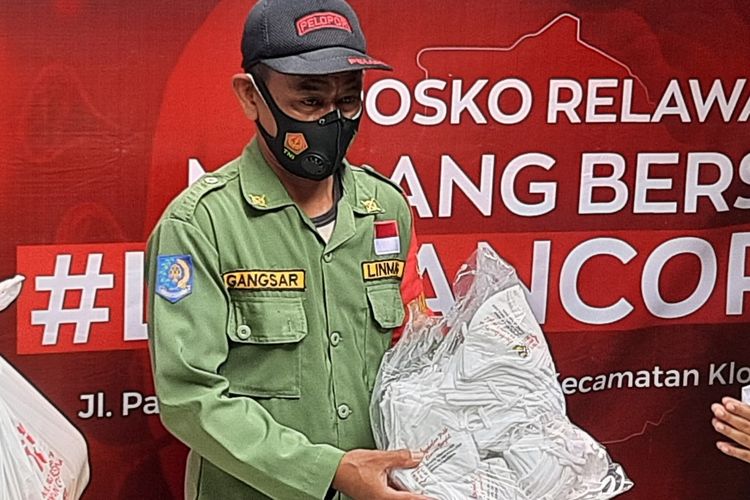 Komandan Pleton Linmas Kelurahan Bunulrejo, Kota Malang, Gangsar Prawoko saat mengambil bantuan sembako untuk disalurkan ke warga yang Isoman, Selasa (3/8/2021).