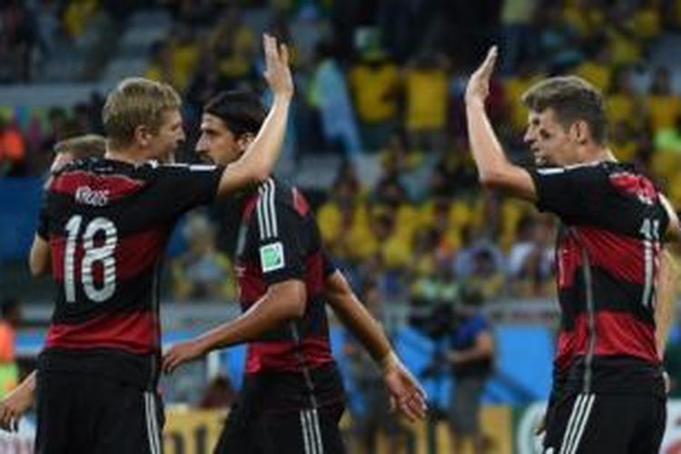 Para pemain Jerman merayakan gol ke gawang Brasil pada laga semifinal Piala Dunia 2014 di Estadio Mineirao, Belo Horizonte, Selasa (8/7/2014).