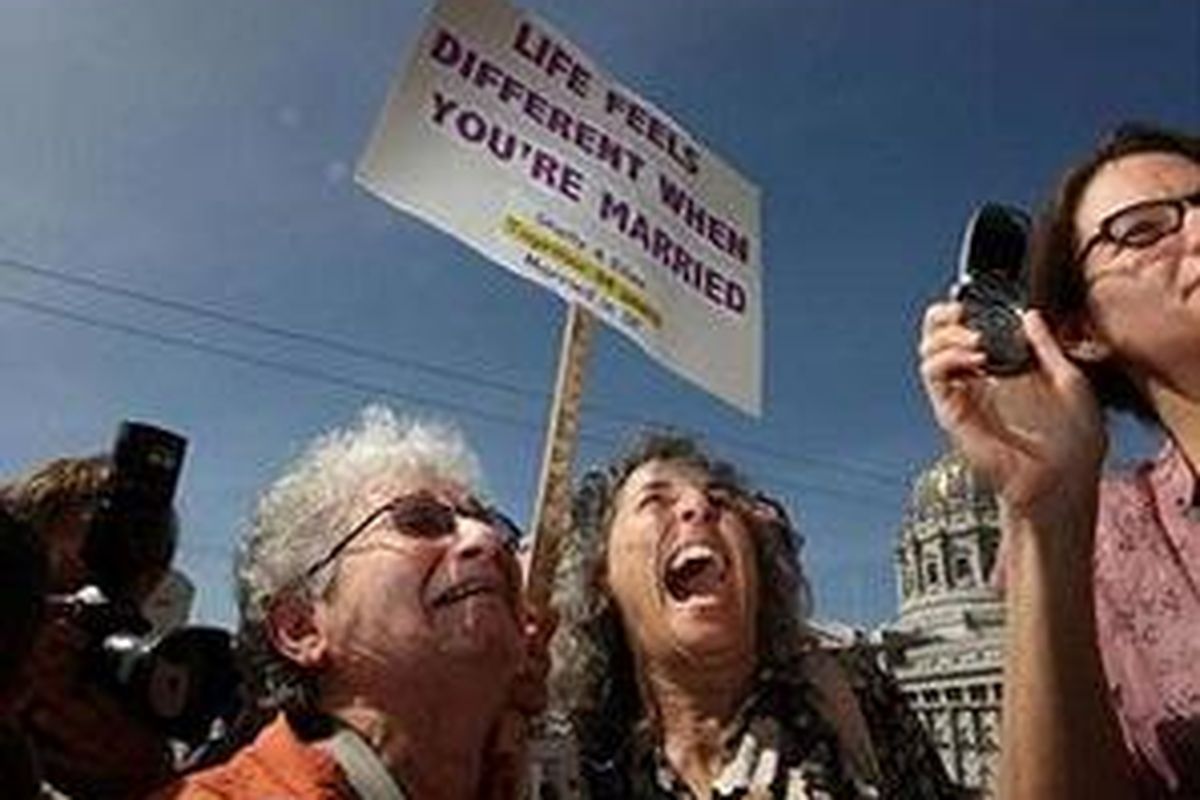 Pasangan lesbian Shelly Bailes (kiri) dan Ellen Pontak merayakan putusan hakim tinggi California yang mengizinkan perkawinan sejenis.