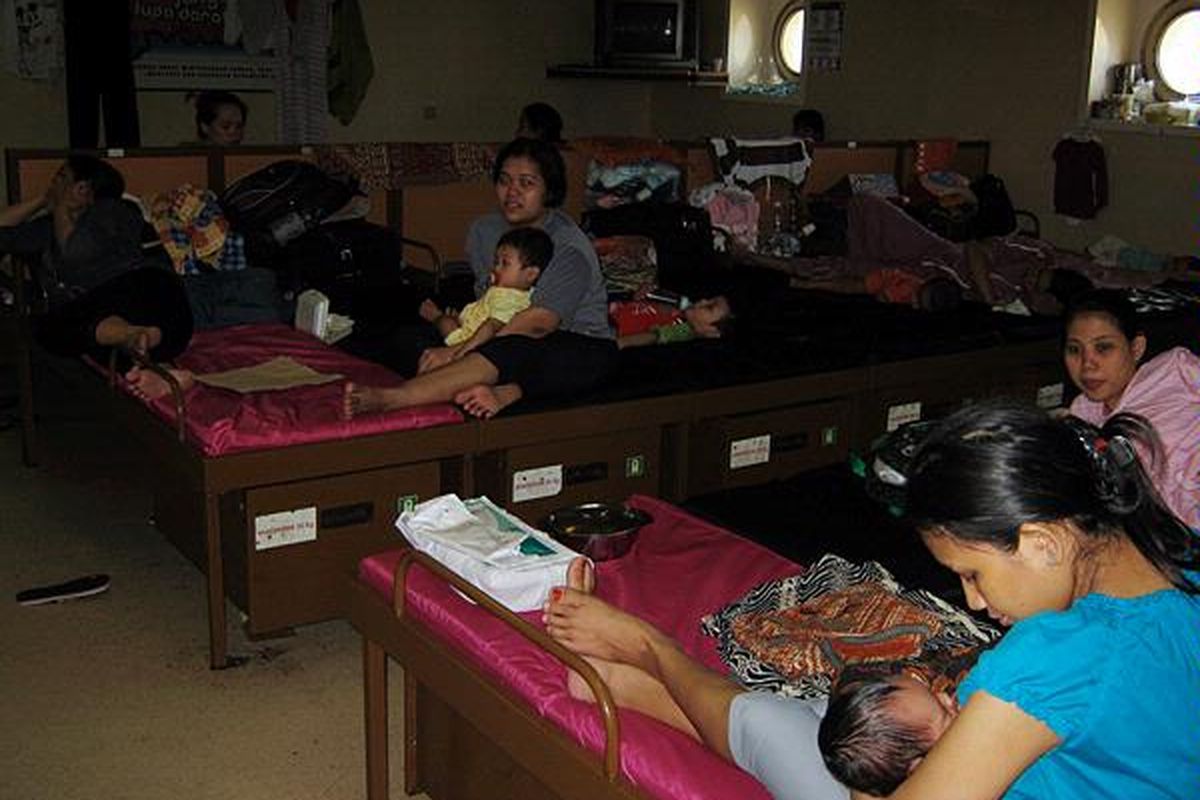 Sejumlah TKI dari Arab Saudi yang menumpang kapal Pelni, KM Labobar, Senin (2/5), menunggui anak-anak mereka di dalam kapal. Hari itu KM Labobar merapat di Pelabuhan Teluk Bayur, Kota Padang, Sumatera Barat, untuk mengisi persediaan air tawar dalam perjalanan menuju Pelabuhan Tanjung Priok, Jakarta. Diperkirakan, KM Labobar akan tiba di Jakarta pada Rabu (4/5)  pukul 06.00.
