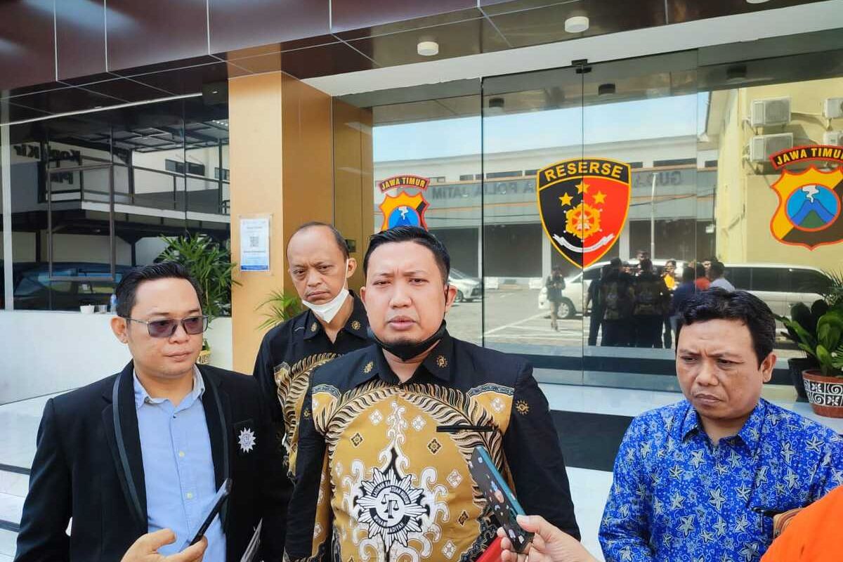 Ketua Majelis Hukum dan HAM PD Muhammadiyah Surabaya Sugianto (tengah)