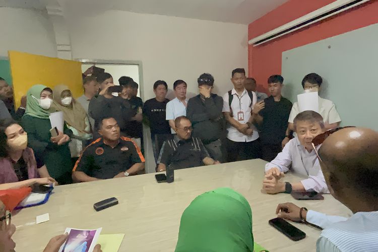 Wakil Walikota Surabaya Armuji saat melakukan sidak ke PT Tri Karya Graha Utama atas dugaan penipuan apartemen The Frontage, Rabu (9/7/2025).