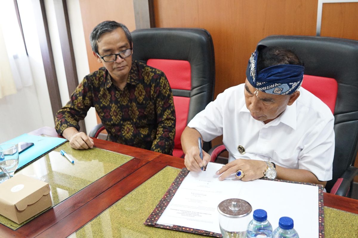Bupati Jembrana I Nengah Tamba dengan melakukan penandatanganan RDT bersama Kepala Balai Wilayah Sungai Bali-Penida, Muhammad Noor dalam acara sosialisasi terkait rencana tindak darurat (RTD) Bendungan Palasari dan Benel yang digelar di Ruang Rapat lantai III Kantor Bupati Jembrana, Selasa (12/12/2023).
