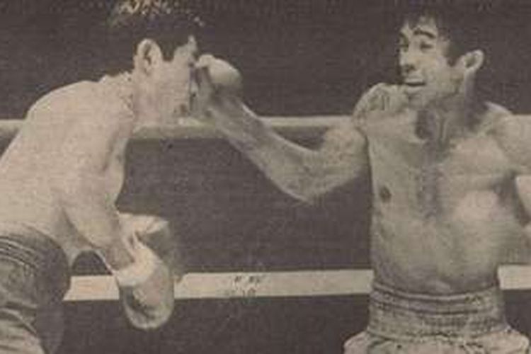 Ellyas Pical saat merobohkan Mutsuo Watanabe dan mempertahankan gelar juara OPBF, 14 Oktober 1984.