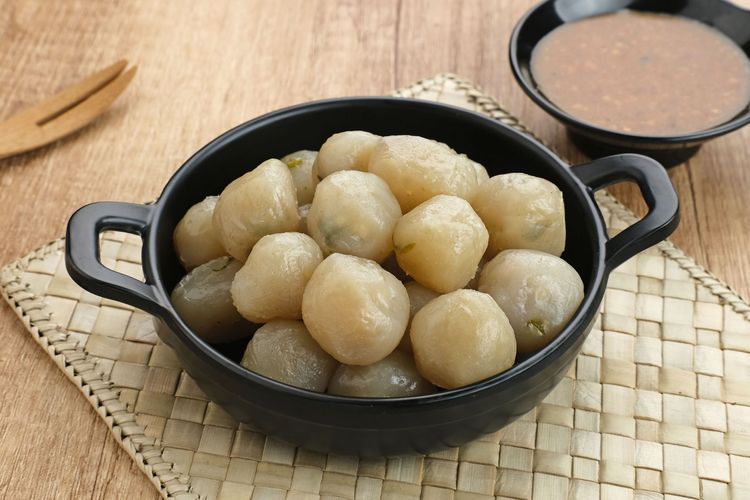 Membuat cilok empuk tanpa telur dengan takaran sendok ternyata hasilnya tetap kenyal dan enak.