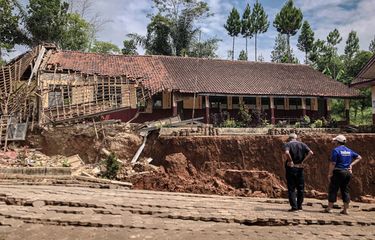 Warga Kampung Cigombong, Kecamatan Rongga, Kabupaten Bandung Barat (KBB), Jawa Barat mengamati dampak pergerakan tanah, Kamis (29/2/2024).