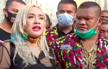 Lia Ladysta didampingi kuasa hukumnya. Lia berharap kasusnya dengan Syahrini tak sampai ke pengadilan