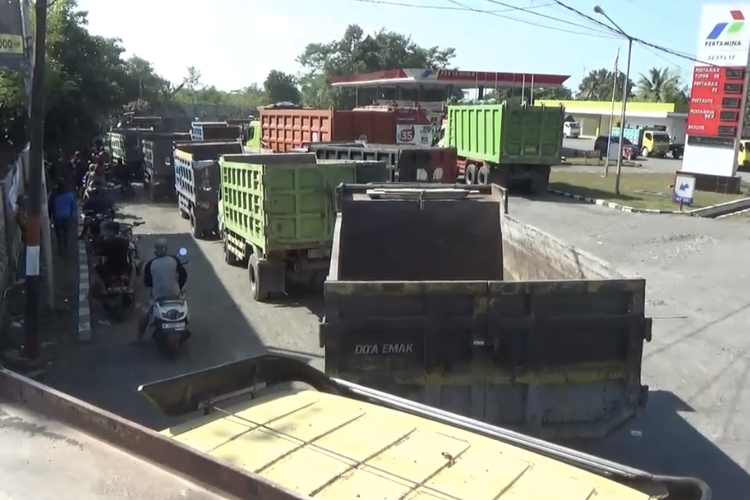 Antrean Solar di Lumajang, Truk Pasir Penuhi SPBU Sejak Dini Hari