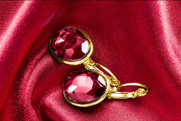 Ilustrasi perhiasan batu ruby