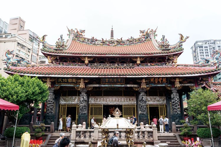 Ilustrasi Kuil Lungshan di Taipei, Taiwan. Penggemar BTS di Taiwan punya cara unik agar dapat tiket konser pada November 2026. Mereka mendatangi kuil dan berdoa pada dewa.