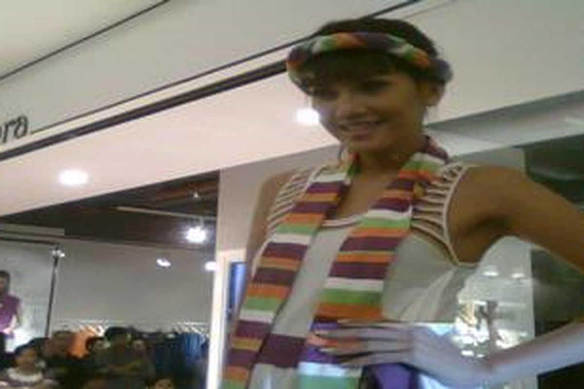 Anda juga bisa membuat syal rajut dengan tangan Anda, atau teknik finger knitting.