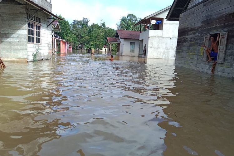  Sejumlah wilayah di Kecamatan Meranti, Kabupaten Landak, Kalimantan Barat (Kalbat) terendam banjir sejak Jumat (17/11/2023) hingga Minggu (19/11/2023). 