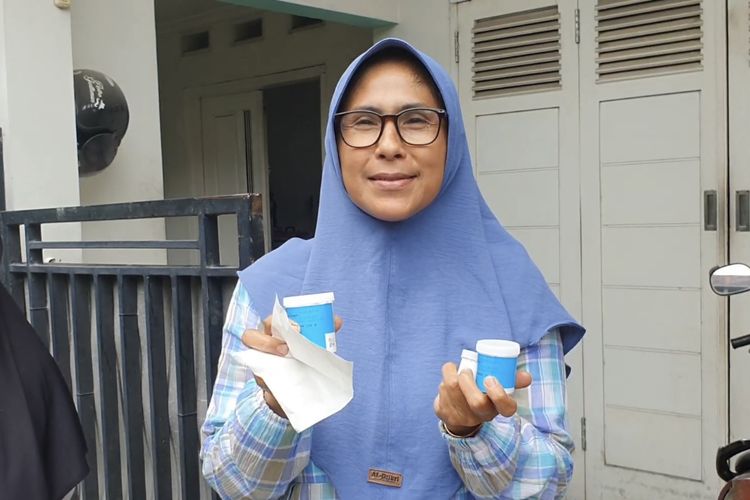 Warga Bulak Kapal, Bekasi Utara, Nur Hidayati (47) saat ditemui di rumah, Selasa (19/9/2023). Nur mengalami gatal-gatal kulit akibat pemakaian air PAM yang tercemar limbah selama dua minggu ini. 