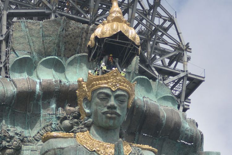 Pekerja menggarap pemasangan Mahkota Dewa Wisnu yang merupakan bagian dari Patung Garuda Wisnu Kencana (GWK) di Ungasan, Badung, Bali, Minggu (20/5/2018). Mahkota Dewa Wisnu tersebut merupakan modul ke-529 dari total 754 modul yang terpasang di patung setinggi 121 meter yang ditargetkan selesai dibangun pada Agustus 2018.