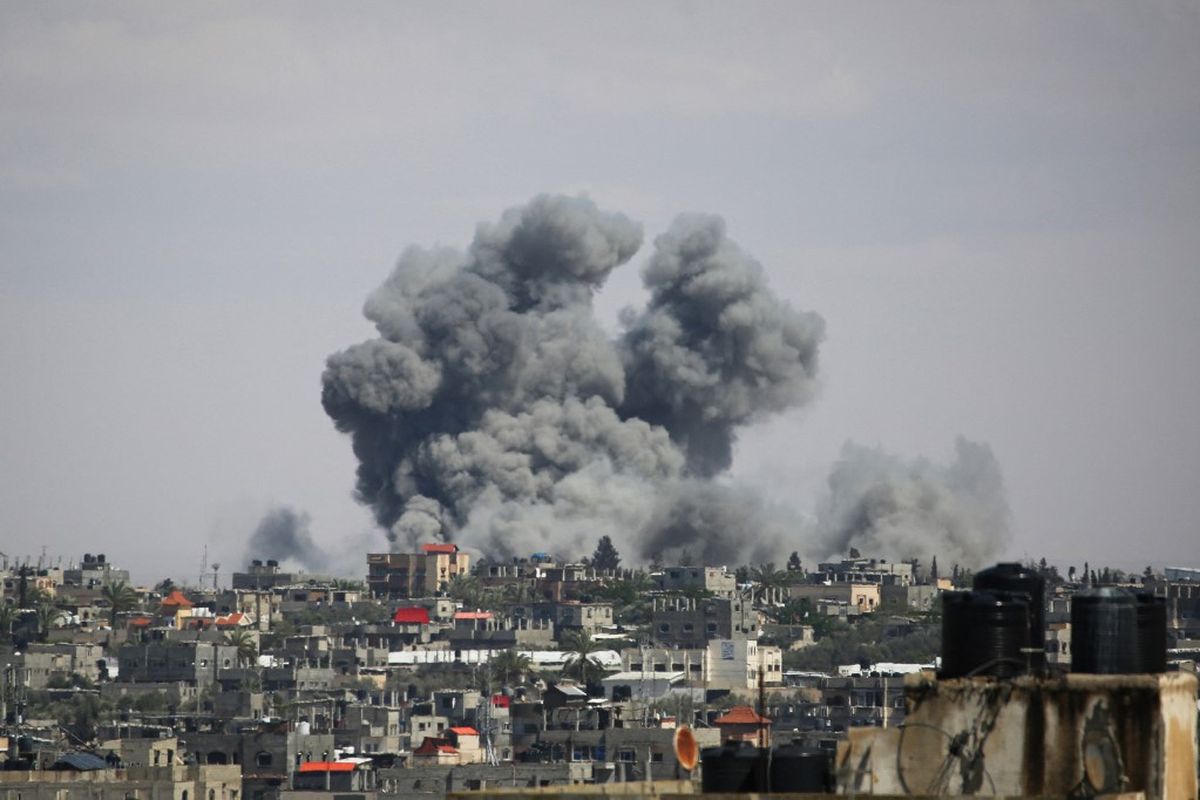 Foto yang diambil pada 6 Mei 2024 menunjukkan asap mengepul menyusul pengeboman di timur Rafah di Jalur Gaza selatan, di tengah konflik yang sedang berlangsung antara Israel dan gerakan Hamas Palestina. Kepala kebijakan luar negeri Uni Eropa Josep Borell pada tanggal 6 Mei mengutuk perintah Israel agar warga Palestina yang tinggal di Rafah timur meninggalkan kota Gaza menjelang serangan darat yang diperkirakan akan terjadi. 