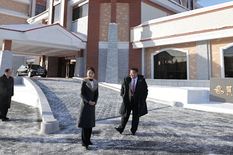 Pemimpin Korea Utara Kim Jong Un dan putrinya Ju Ae sedang memeriksa Hotel Milyong, yang Baru-baru ini selesai dibangun di distrik wisata Samjiyon, provinsi Ryanggang.