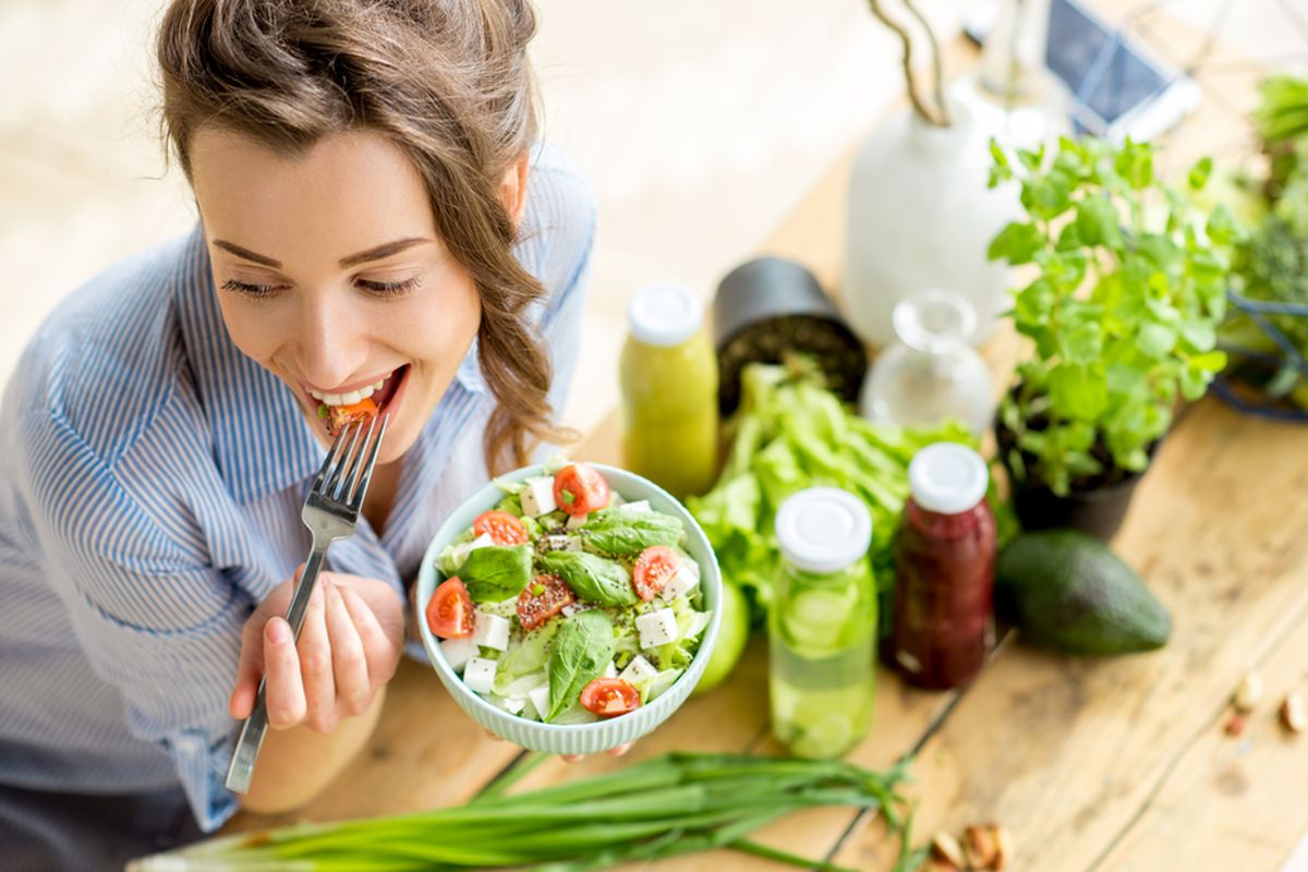 Jika ada orang yang mengatakan dirinya banyak makan tapi kurus dan susah menaikkan berat badan, mungkin saja dia secara sadar maupun tidak sudah melebih-lebihkan kalori yang diasupnya.