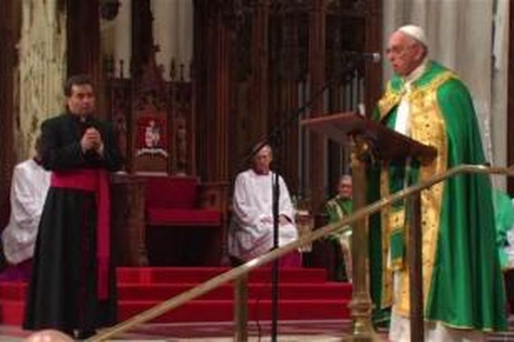Paus Fransiskus mengekspresikan keprihatikannya terhadap tragedi di Mina dalam ibadah di Katedral St Patrick, New York, Kamis (24/9/2015) waktu setempat.