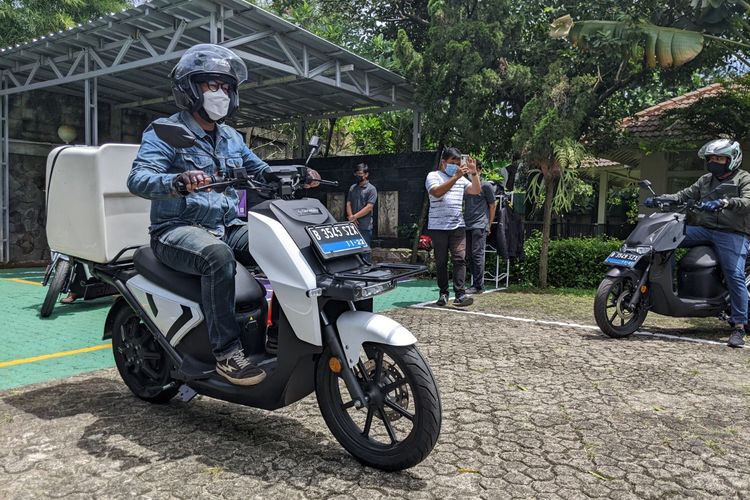 Charged Anoa dirancang sebagai motor listrik pekerja keras untuk komersial. Fitur braket di bagian depan, samping dan belakang untuk instalasi bagasi membuat Anoa diklaim sangat cocok untuk logistik, bisnis dan komersial.
