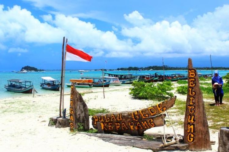 Pulau Kepayang merupakan pulau terbesar diantara gugusan pantai eksotik Belitung, sehingga disebut Pulau Gede atau Pulau Babi.