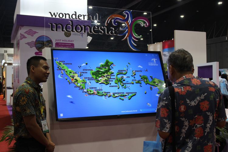 Pengunjung tengah melihat destinasi wisata Indonesia di booth Kemenpar, Thai International Travel Fair (TITF) 2020, Kamis (16/1/2020).
