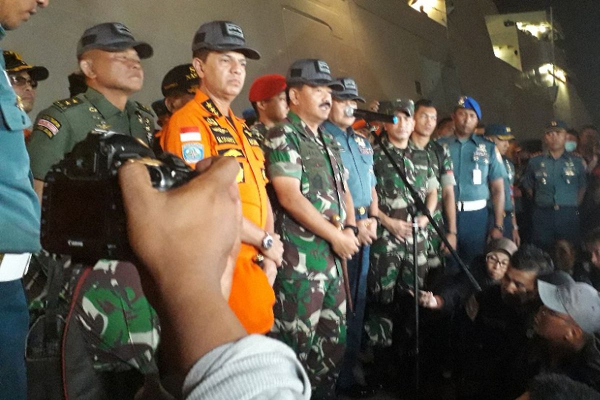 Panglima TNI Marsekal Hadi Tjahjanto dan Kepala Badan SAR Nasional Marsekal Madya M Syaugi memberikan keterangan kepada wartawan di Dermaga JICT 2 Pelabuhan Tanjung Priok, Rabu (31/10/2018).