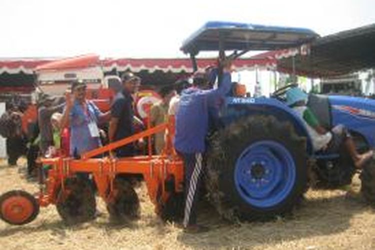 Kementerian Pertanian (Kementan) memberikan traktor roda 2 dan roda 4 kepada  kelompok tani petani untuk mempercepat swasembada pangan. Pada APBN 2015, Kementan mendistribusikan traktor roda 2 dan roda 4 sesuai Anggaran Pendapatan dan Belanja Negara (APBN) 2015 hingga 26.1000 unit.
