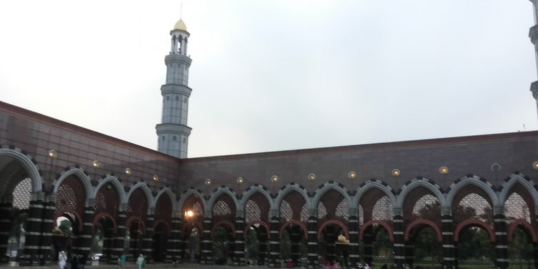 Pelataran Masjid Dian Al Mahri atau yang lebih dikenal sebagai Masjid Kubah Emas yang berlokasi di Jalan Raya Meruyung, Sawangan, Depok. Foto diambil pada Senin (5/6/2017).