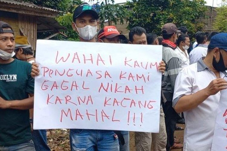 Yuti Haryanto (26), seorang perajin tempe di sentra produksi tempe RT 03/RW 01, Tugu Cimanggis, Depok, harus menunda resepsi pernikahan dengan calon istrinya lantaran meroketnya harga kacang kedelai selama dua minggu terakhir. 