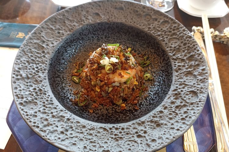 Red Rice with Prawns and Preserved Vegetable in XO Sauce by Chef Tony Su di T'ang Court Jakarta di The Langham Jakarta, Jakarta Selatan, Selasa (30/4/2024).