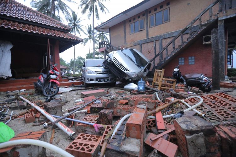 Suasana di salah satu villa yang porak poranda diterjang tsunami di Pantai Carita, Pandeglang, Banten, Minggu (23/12/2018). Informasi dari Badan Nasional Penanggulangan Bencana ( BNPB) data terkini korban hingga pukul 16.00 WIB, yaitu 222 orang meninggal dunia, 843 orang luka-luka dan 28 orang belum ditemukan.