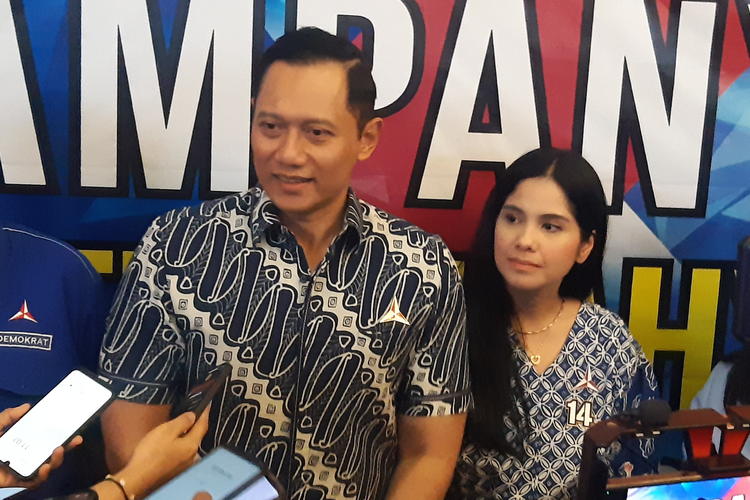 Ketua Umum Partai Demokrat, Agus Harimurti Yudhoyono (AHY) didampingi istri Annisa Pohan dalam kampanye di Sukoharjo, Jawa Tengah, Rabu (17/1/2024).