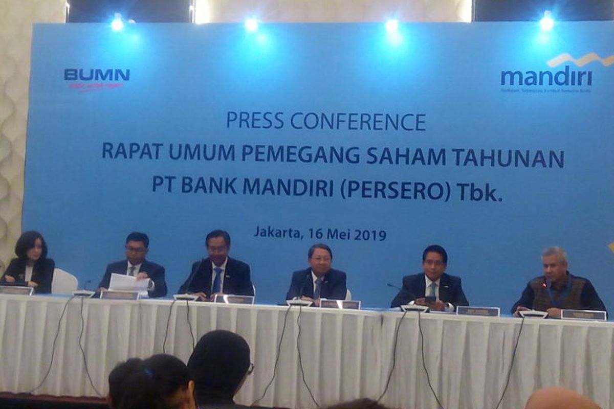 Para Direksi PT Bank Mandiri (Persero) Tbk memberikan keterangan usai Rapat Umum Pemegang Saham Tahunan (RUPST) di Menara Mandiri, Jakarta, Kamis (16/5/2019).