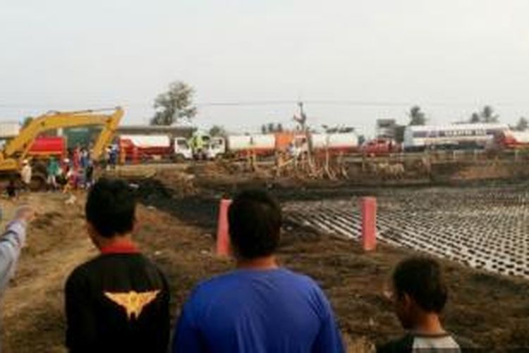 Perbaikan pipa gas di Mandalawangi, Subang yang meledak dan terbakar Kamis (28/8/2014). 