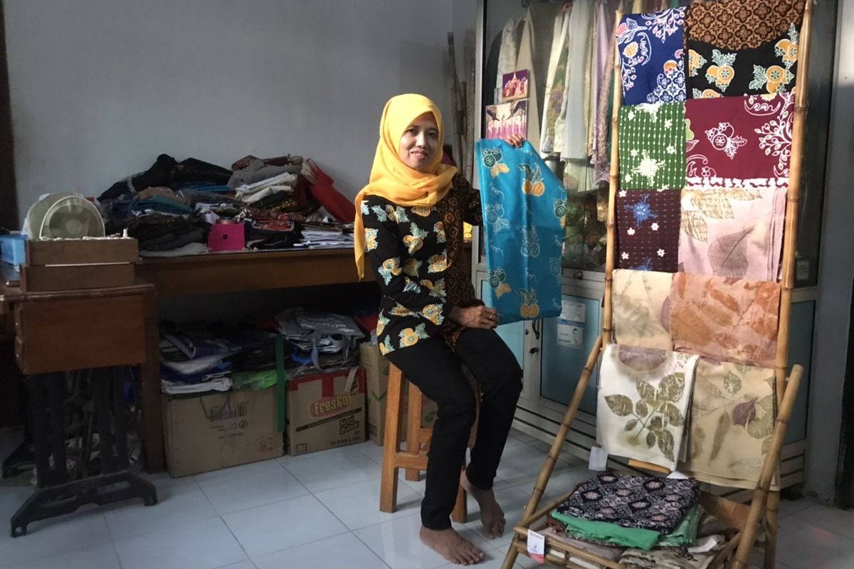 Pelaku Usaha Mikro Kecil Menengah (UMKM) di bidang batik, Hastin Atasasih (46) asal Kedungkamal, Grabag, Purworejo menunjukkan koleksi batik khas Purworejo di rumahnya, Rabu (11/5/2022) siang. Batik Purworejo memiliki motif-motif khas yang berasal dari hasil bumi dan kesenian.