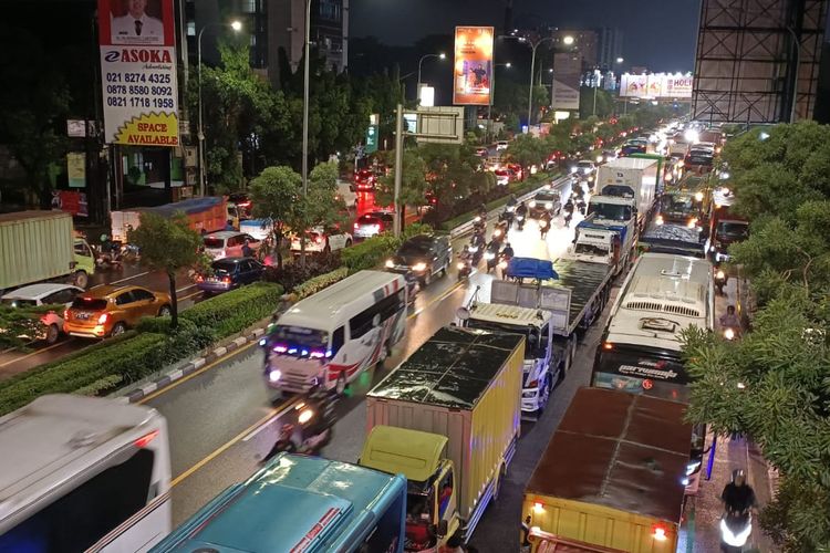Kemacetan yang terjadi di Jalan Raya Ahmad Yani, Bekasi Selatan pada Selasa (6/12/2022) malam. Kemacetan itu terjadi sejak hujan deras mengguyur Kota Bekasi.