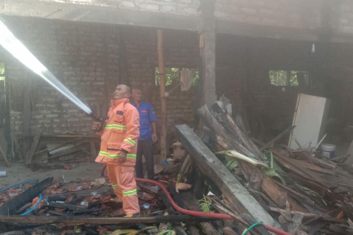 Rumah mebel di Desa Karduluk, Kecamatan Pragaan, Kabupaten Sumenep, Jawa Timur, terbakar, Senin (19/9/2022).