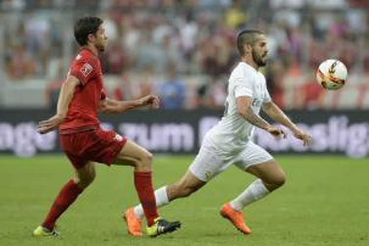 Gelandang Real Madrid, Isco (kanan) saat berusaha melewati gelandang Bayern Muenchen, Xabi Alonso, dalam laga final Audi Cup 2015 di Allianz Arena, Rabu atau Kamis (6/8/2015) dini hari WIB. 