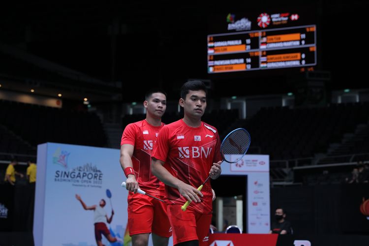 Ganda putra Indonesia, Leo Rolly Carnando/Daniel Marthin, saat bertanding melawan wakil Malaysia, Tan Kian Meng/Tan Wee Kiong, pada babak 32 besar Singapore Open yang digelar di Singapore Indoor Stadium, Singapura, pada Selasa (12/7/2022). Terdekat, Leo/Daniel akan menghadapi senior mereka, Ahsan/Hendra, pada semifinal Singapore Open 2022, Sabtu (16/7/2022).