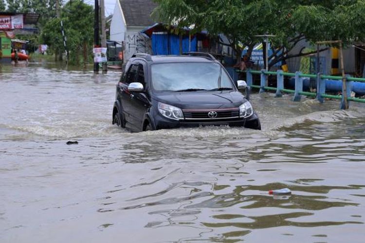 Suasana banjir di Perumahan Total Persada Kota Tangerang, Senin (14/11/2016). Banjir di Kota Tangerang disebabkan oleh luapan dari beberapa kali dan tersumbatnya drainase di sejumlah titik.