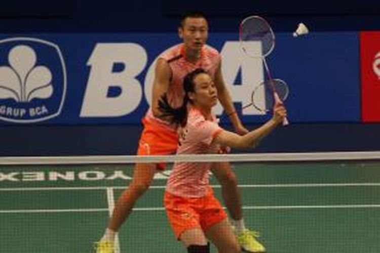 Pasangan ganda campuran Tiongkok, Zhang Nan/Zhao Yunlei, mengembalikan kok dari pasangan Indonesia, Edi Subaktiar/Gloria Emanuelle Widjaja, pada babak kedua BCA Indonesia Superseries Premier di Istora Senayan, Jakarta, Kamis (4/6/2015).