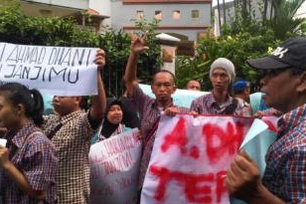 Belasan penyandang tuna rungu yang mengenakan kemeja kotak-kotak khas Joko Widodo (Jokowi), menggelar aksi demo di depan kediaman musisi Ahmad Dhani, di Jalan Pinang Mas III, Kebayoran Lama, Jakarta Selatan, Kamis (24/7/2014). Mereka menagih janji Ahmad Dhani untuk memotong alat kelaminnya. 