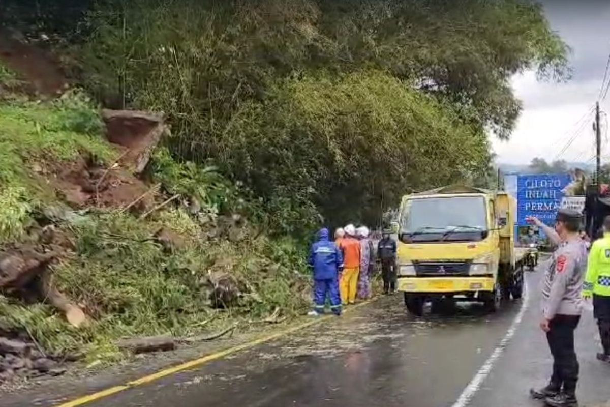 Tebing setinggi 10 meter di jalur Puncak, Cianjur, Jawa Barat, longsor, Kamis (30/1/2025)