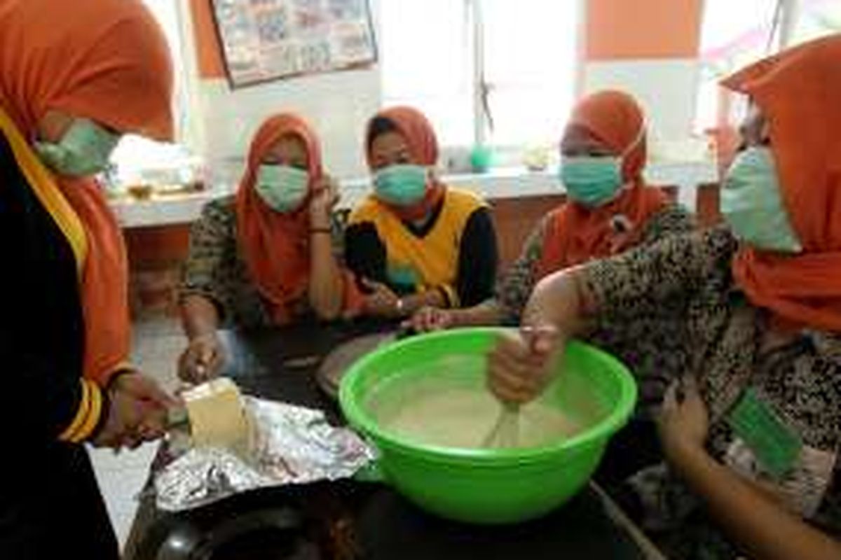 Warga binaan Panti Sosial Karya Wanita (PSKW) Mulya Jaya, Jakarta Timur mengikuti latihan keterampilan memasak, Kamis (25/2/2016). Di panti ini dilakukan rehabilitasi, baik dengan bimbingan mental, sosial, fisik, dan keterampilan kepada para wanita tuna susila.