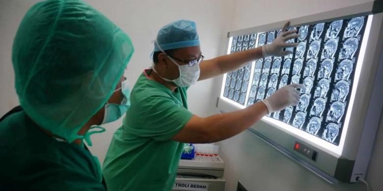 Dokter menganalisis penyakit di RS Siloam, Manado, Sulawesi Utara, beberapa waktu lalu.