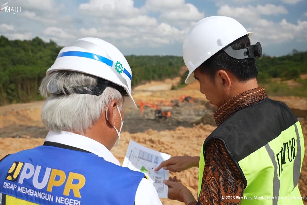 Presiden Joko Widodo meninjau proyek jalan tol yang menghubungkan Balikpapan dan kawasan inti Ibu Kota Nusantara (IKN) di Kalimantan Timur, Rabu (22/2/2023).