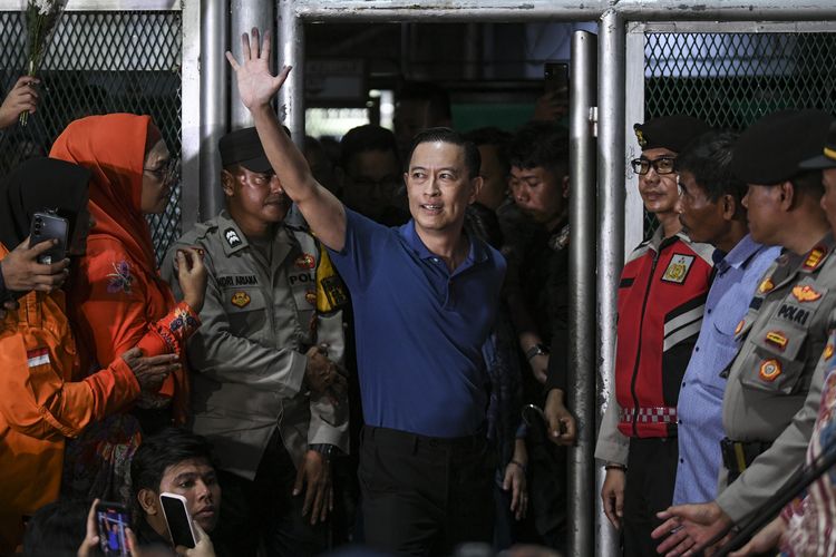 Mantan Menteri Perdagangan Thomas Trikasih Lembong atau Tom Lembong melambaikan tangan saat keluar dari Rutan Cipinang, Jakarta, Jumat (1/8/2025). Tom Lembong bebas dari proses hukum yang sedang ia jalani setelah mendapatkan abolisi dari Presiden Prabowo Subianto.